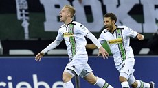 Oscar Wendt (vlevo) slaví první gól proti Bayernu, který Moenchengladbach...