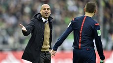 Pep Guardiola bhem zápasu s Monchengladbachem debatuje s rozhodím.