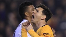 Lionel Messi lituje své ance v zápase proti Valencii.