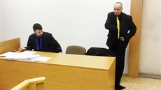 Ob�alovaný Jaroslav Stan�k (vpravo) u Krajského soudu v Plzni. (1. prosince...