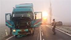 �elní st�et kamionu a osobního automobilu v Horní Lukavici na Plze�sku. (4....