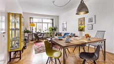 Prostorný obývací pokoj je díky velkému oknu situovanému na západ velmi sv�tlý...