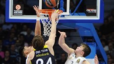 Jan Veselý (vlevo) z Fenerbahce Istanbul se snaí zakonit akci na ko Realu...