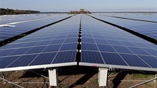 Ob�í solární elektrárna ve Francii.