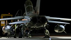 Britská stíha�ka typu Tornado krátce po návratu na základnu Akrotiri (3....