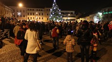 V Tebíi se v sobotu rozsvítil vánoní strom, patnáctimetrová douglaska (5....