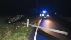 Opilý �idi� nezvládl pr�jezd zatá�kou, vyjel mimo silnici a tam p�erazil...