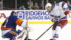 Jaroslav Halák z NY Islanders zasahuje proti najídjícímu Danu Boylovi z NY...