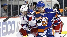 Marek idlický (v modrém) z NY Islanders blokuje Dominika Moorea z NY Rangers.
