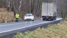 Problematická silnice z Chrastavy do Mní�ku.