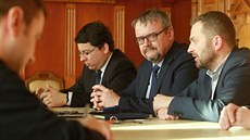 Dan �ok (uprost�ed na fotografiii) chce vyhov�t primátorovi Liberce Tiboru...