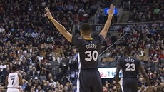 NEFAL�OVANÁ RADOST. Chvilka euforie Stephena Curryho z Golden State b�hem...