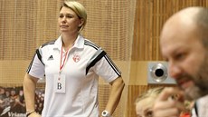 Trenérka slávistických házenkáek Petra Vítková sleduje hru.