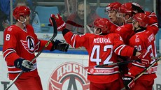 Radost hokejistů Jekatěrinburgu, s číslem 42 Petr Koukal.