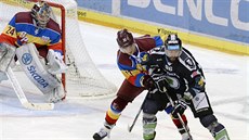 Spar�anský branká� Tomá� Pöpperle (vlevo) pozorn� sleduje souboj Vladimíra...