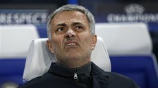 TAK CO M DNES EKÁ? José Mourinho, kou Chelsea, ped utkáním s Portem.