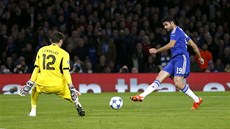 TOHLE SKONÍ GÓLEM. Diego Costa z Chelsea pálí na Ikera Casillase, brankáe...