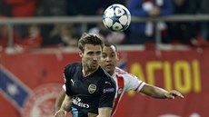 TAK POJME, MUSÍME DÁT GÓLY. Nacho Monreal z Arsenalu na hiti Olympiakosu.