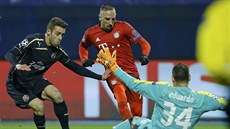 BRÁNA V OHRO�ENÍ. Franck Ribéry z Bayernu Mnichov (uprost�ed) se sna�í p�ekonat...