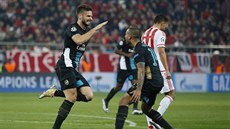 HATTRICK A UKLIDNNÍ. Olivier Giroud (vlevo) práv promnil penaltu, díky ní...