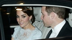 Britský princ William a jeho manelka Kate pi odjezdu z diplomatické veee v...