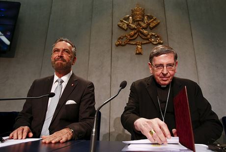 Kardinál Koch (vpravo) a rabín Rosen pedstavují ve Vatikánu nový dokument (10....