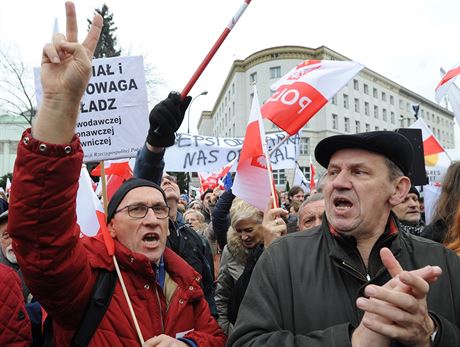 Prosincová demonstrace proti antidemokratickým krokm polské vládnoucí strany Právo a spravedlnost.