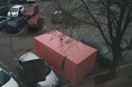 Santa Clausové v Plzni zabalili policejní auto jako obí vánoní dárek.