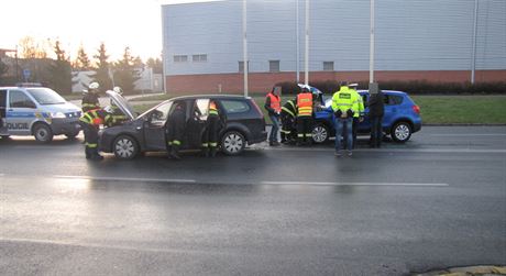 Nehoda dvou aut u OC Futurm v Hradci Králové (10.12.2015).