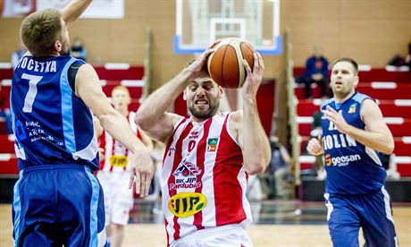 Pardubický basketbalista Kamil vrdlík (u míe) v souboji s kolínským Michalem...