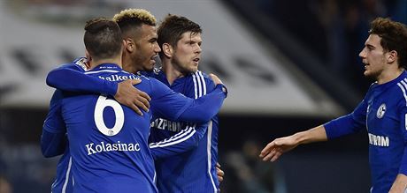 Eric Maxim Choupo-Moting (druhý zleva) ze Schalke se raduje z gólu v zápase s...