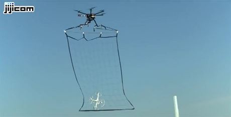 Dron chytající drony do sít