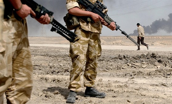 Brittí vojáci hlídkují na pedmstí irácké Basry (29. bezna 2003)