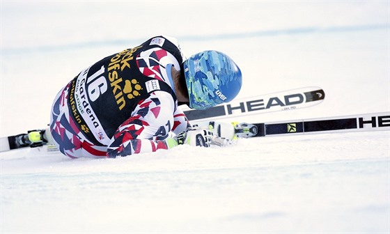 Rakouský lya Matthias Mayer po pádu pi sjezdu ve Val Garden.