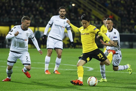 Záloník Dortmundu indi Kagawa (ve lutém) stílí v utkání Evropské ligy...