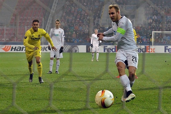 Daniel Kolá z Plzn dává gól z penalty v utkání Evropské ligy proti Villarealu.
