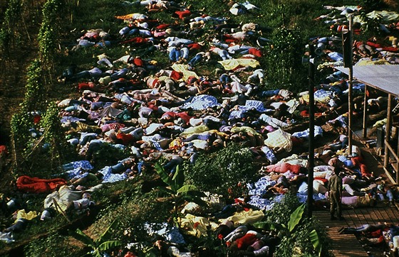 V Jonestownu spáchalo hromadnou sebevradu 918 lidí.