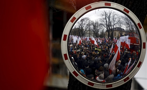 Proti vládě PiS protestovaly v prosinci tisíce lidí, ohrožuje prý demokracii.