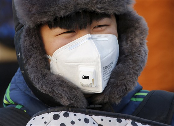 Lidé v Pekingu nosí kvli zneitnému ovzduí ochranné masky (18. prosince...