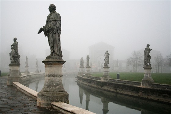 Námstí Prato della Valle. Sochaská výzdoba se vztahuje k osobnostem...