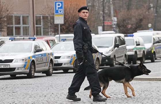 Policie hledala bombu i s pomocí ps.