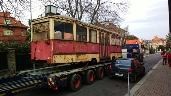 Pevoz historického tramvajového vleného vozu do vozovny Steovice.