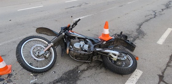 Řidič BMW srazil ve Zdíkově motorkáře.