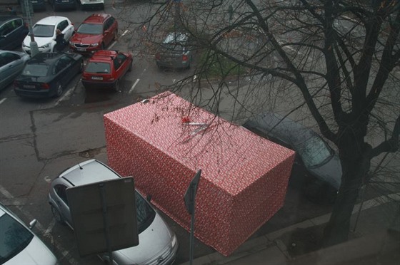 Santa Clausové v Plzni zabalili policejní auto jako obří vánoční dárek.