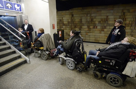 11. prosince handicapovaným a lidem s koárky otevel nový bezbariérový vstup...