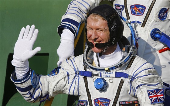Britský astronaut Tim Peake se ped odletem louí s rodinou (15. prosince 2015)