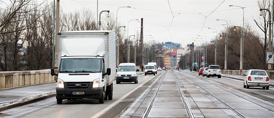 Na Libeňském mostě se nesmějí potkat v jeden moment dvě tramvaje. Zákaz vjezdu...
