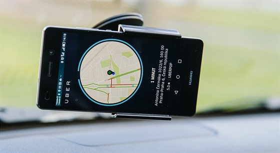Aplikace UberPop v momentě, kdy řidiči přichází objednávka.