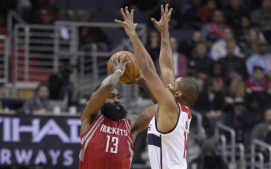 James Harden (vlevo) z Houstonu bojuje o mí s Garym Nealem z Washingtonu.