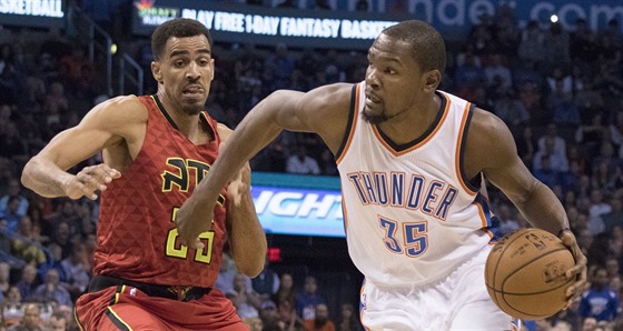 Kevin Durant (vpravo) z Oklahomy se snaí obejít Thaba Sefoloshu z Atlanty.